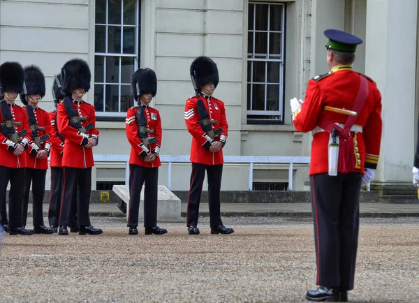 Kungliga vakter förbereder sig för ceremoniella — Stockfoto
