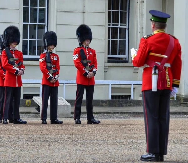 Kraliyet muhafızları törene hazırlanıyor — Stok fotoğraf