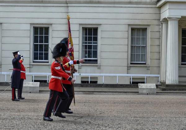 Koninklijke bewakers bereiden zich voor op de ceremonige — Stockfoto