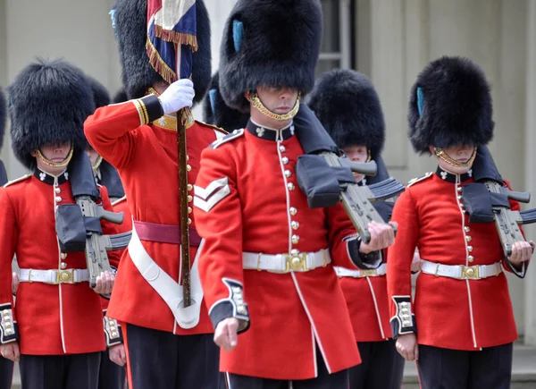 Royal guards prepare for the ceremonial — Stock Photo, Image