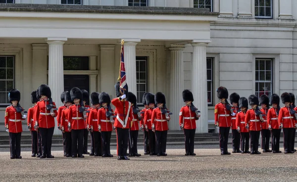 Kraliyet muhafızları törene hazırlanıyor — Stok fotoğraf