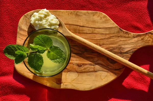 Wasser-Kefir-Getränk mit frischen Minzblättern — Stockfoto