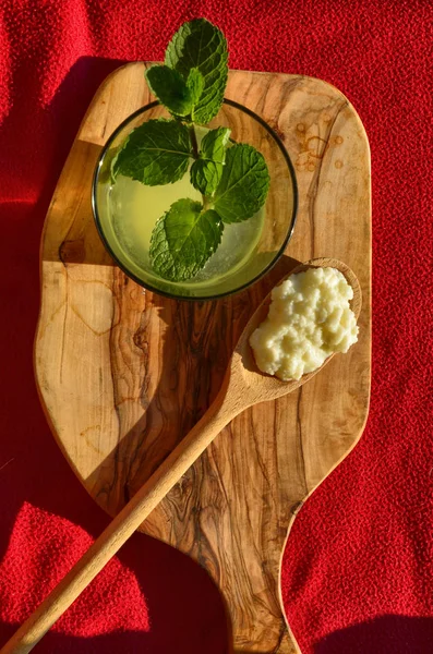 Wasser-Kefir-Getränk mit frischen Minzblättern — Stockfoto