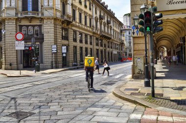  Glovo'lu bir işçi