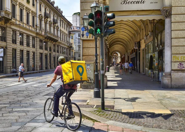  Glovo'lu bir işçi