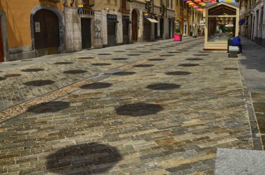 Renkli şemsiyeler, sokaklar boyunca evler arasında asılı