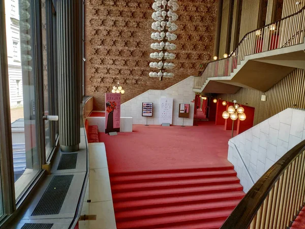 Внутри современного Teatro Regio di Torino доминирует красный цвет — стоковое фото