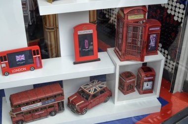 Londra'nın telefon kulübeleri ve çift katlı otobüsler