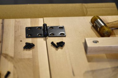 İki açık ahşap tahta üzerinde siyah metal menteşe