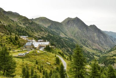 S. Anna di Vinadio, Piedmont, İtalya. Temmuz 2019. İlçenin yukarıdan bakın. Kendi imkanlarıyla hacca gelen inananların kampçılar için park alanını görünür.