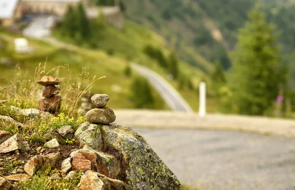 Stones Stacked Zen Memorial Mountain Road Township Background Blurred Indistinguishable — Stock Photo, Image