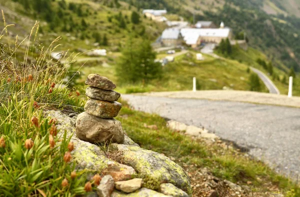 Stones Stacked Zen Memorial Mountain Road Township Background Blurred Indistinguishable — Stock Photo, Image