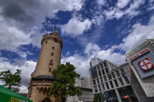 La Torre Eschenheim es una de las puertas de la ciudad medieval — Foto de Stock