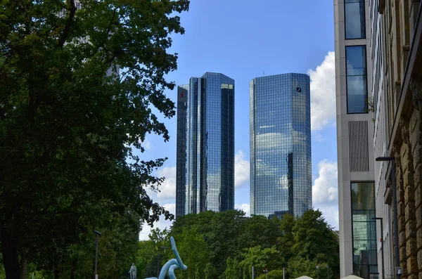 Frankfurt am Main, Tyskland. Augusti 2019. Moderna skyskrapor. — Stockfoto