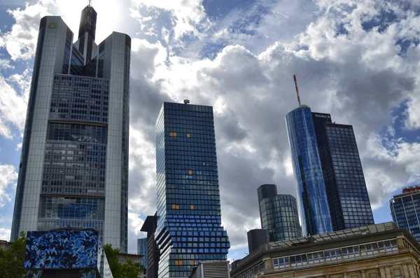 Frankfurt am Main, Duitsland. Augustus 2019. Moderne wolkenkrabbers. — Stockfoto