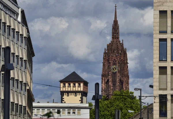 Uzaktan görülen katedral — Stok fotoğraf