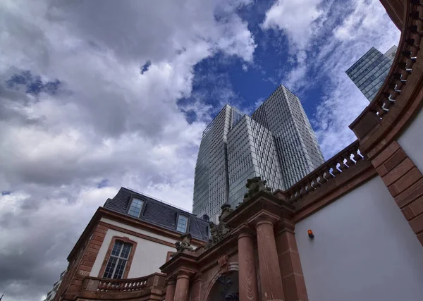 Historische en moderne architectuur naast elkaar in deze stad — Stockfoto