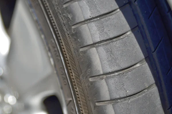 Auto ha pneumatici con battistrada segnato — Foto Stock