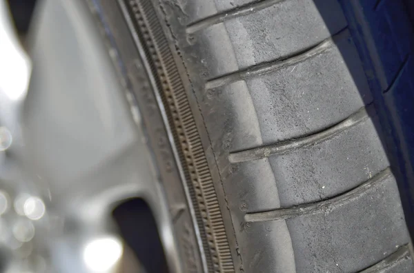 Auto ha pneumatici con battistrada segnato — Foto Stock