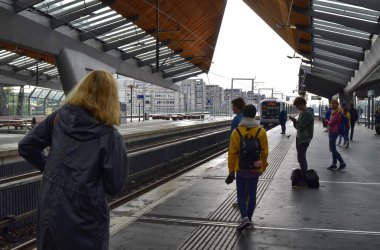 Metro istasyonunun içinde bijlmer arenası