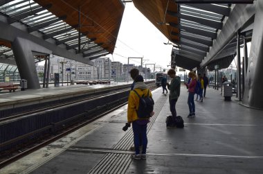 Metro istasyonunun içinde bijlmer arenası