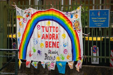 Torino, Piedmont, İtalya. Mayıs 2020. Koronavirüs salgını. Evlerin ön cephesinde gökkuşağının çizimiyle çarşafları asın ve her şey yoluna girecek..