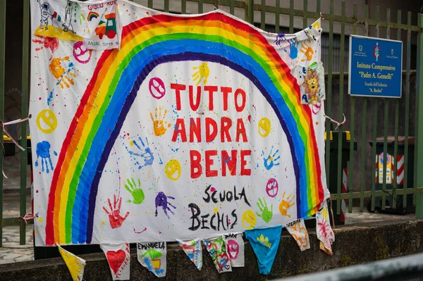 Torino, Piedmont, İtalya. Mayıs 2020. Koronavirüs salgını. Evlerin ön cephesinde gökkuşağının çizimiyle çarşafları asın ve her şey yoluna girecek..