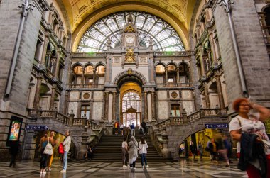 Antwerp, Flanders, Belçika. Ağustos 2019. Merkezi tren istasyonunun tarihi giriş salonu o kadar büyük ve güzel dekore edilmiştir ki istasyonların katedrali unvanını kazanmıştır. İnsanlar.