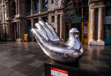 Antwerp, Flanders, Belçika. Ağustos 2019. Merkez tren istasyonunda birkaç kat üzerine inşa edilmiş trenin varış alanı. Heykeltıraş Yan Shufen 'in özgürlük ellerinin ayrıntıları.