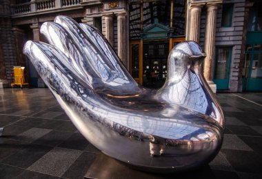 Antwerp, Flanders, Belçika. Ağustos 2019. Merkez tren istasyonunda birkaç kat üzerine inşa edilmiş trenin varış alanı. Heykeltıraş Yan Shufen 'in özgürlük ellerinin ayrıntıları.