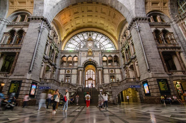 Antwerp, Flanders, Belçika. Ağustos 2019. Merkezi tren istasyonunun tarihi giriş salonu o kadar büyük ve güzel dekore edilmiştir ki istasyonların katedrali unvanını kazanmıştır. İnsanlar.