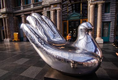 Antwerp, Flanders, Belçika. Ağustos 2019. Merkez tren istasyonunda birkaç kat üzerine inşa edilmiş trenin varış alanı. Heykeltıraş Yan Shufen 'in özgürlük ellerinin ayrıntıları.