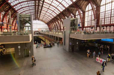 Antwerp, Flanders, Belçika. Ağustos 2019. İstasyonun tarihi girişini geçtikten sonra birkaç kat üzerine inşa edilmiş tren varış yerini bulduk. Büyük, jöleli kasa bizi aydınlatıyor. İnsanlar.