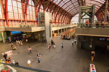 Antwerp, Flanders, Belçika. Ağustos 2019. İstasyonun tarihi girişini geçtikten sonra birkaç kat üzerine inşa edilmiş tren varış yerini bulduk. Büyük, jöleli kasa bizi aydınlatıyor. İnsanlar.