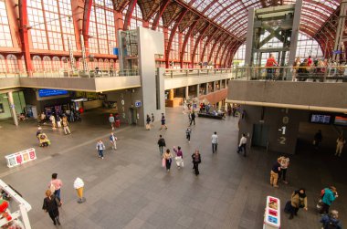 Antwerp, Flanders, Belçika. Ağustos 2019. İstasyonun tarihi girişini geçtikten sonra birkaç kat üzerine inşa edilmiş tren varış yerini bulduk. Büyük, jöleli kasa bizi aydınlatıyor. İnsanlar.