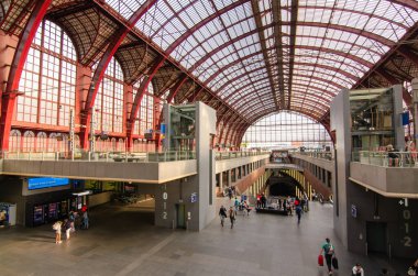 Antwerp, Flanders, Belçika. Ağustos 2019. İstasyonun tarihi girişini geçtikten sonra birkaç kat üzerine inşa edilmiş tren varış yerini bulduk. Büyük, jöleli kasa bizi aydınlatıyor. İnsanlar.