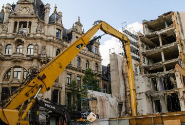 Antwerp, Flanders, Belçika. Ağustos 2019. Tarihi merkez: solda muhteşem Rönesans binaları ve sağda modern bir gökdelenin inşaat alanı. Sarı turna göründü..