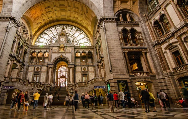 Antwerp, Flanders, Belçika. Ağustos 2019. Merkezi tren istasyonunun tarihi giriş salonu o kadar büyük ve güzel dekore edilmiştir ki istasyonların katedrali unvanını kazanmıştır. İnsanlar.