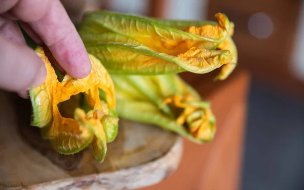 Los Calabacines Flor Colocan Una Tabla Cortar Imagen Cerca Las — Foto de Stock