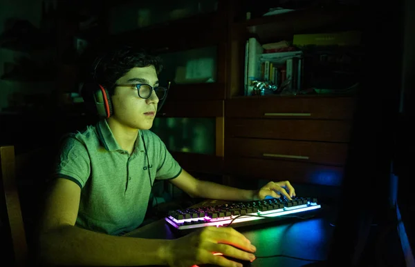 Ação Jogo Durante Uma Sessão Videogame Menino Caucasiano Com Cabelo — Fotografia de Stock