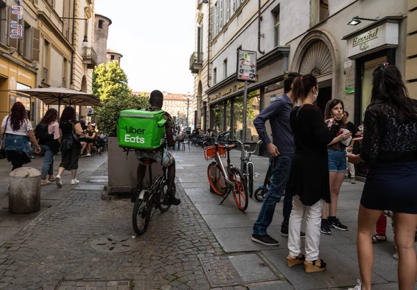 トリノ ピエモンテ イタリア 2020年5月 Uber Eatの労働者 食品や飲料の宅配会社 それは簡単に気づくそれら を体積立方旅行バッグは明るい色 — ストック写真