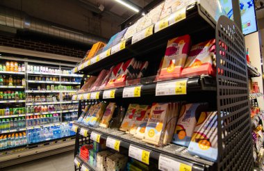 Antwerp, Flanders, Belçika. Ağustos 2019. Belçika çikolatası tüm dünyada takdir edilen bir özelliktir: Süpermarkette parlak renklerle sarılmış geniş tabletler sergilenir..