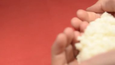 Kefir döküyorum. Mayalanmış süt ve granüllerin karışımı kevgire dökülerek işlenir.