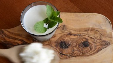Süt kepeği hazırlığı. Kefir granülleri cam kavanoza doldurulur ve sütle karıştırılır..