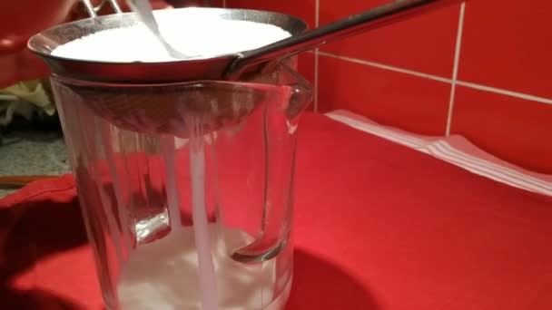 케피르 광경이었다 수있는 응유를 보존하는 그물에서 발효시킨 우유이다 — 비디오