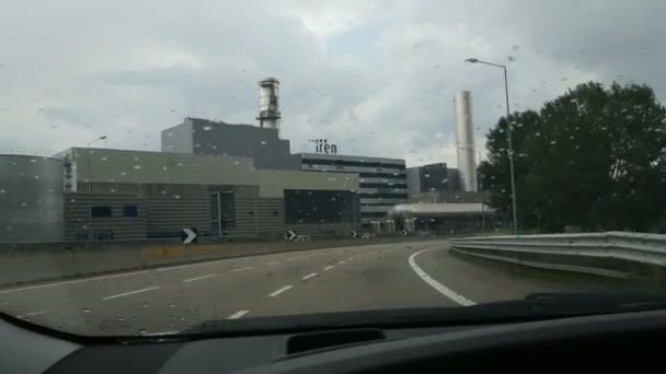 Turin, Piemonte, Italien. Maj 2019. Utsikt från en bil. Det termoelektriska IREN-kraftverket som observerades från Turin-ringleden. 30fps — Stockvideo