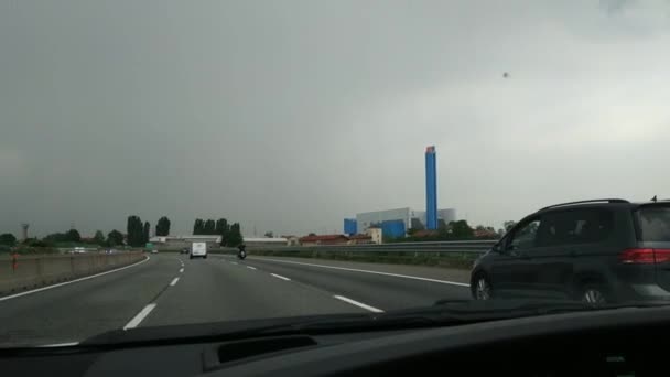 Turijn, Piemonte, Italië. mei 2019. Vanuit een auto bekeken. De waste-to-energy installatie van het bedrijf TRM-IREN GROUP. Waargenomen vanaf de Turijn ringweg. 25 fps. — Stockvideo