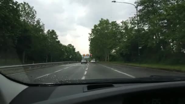 Turín, Piamonte, Italia. Mayo 2019. Punto de vista desde un coche. La señalización luminosa de la calle alerta a los automovilistas sobre el límite de velocidad y la presencia de cámaras para la detección de infracciones electrónicas. 30 fps — Vídeos de Stock