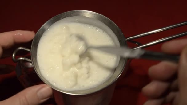 Kefir Döküyorum Mayalanmış Süt Granüllerin Karışımı Kevgire Dökülerek Işlenir — Stok video
