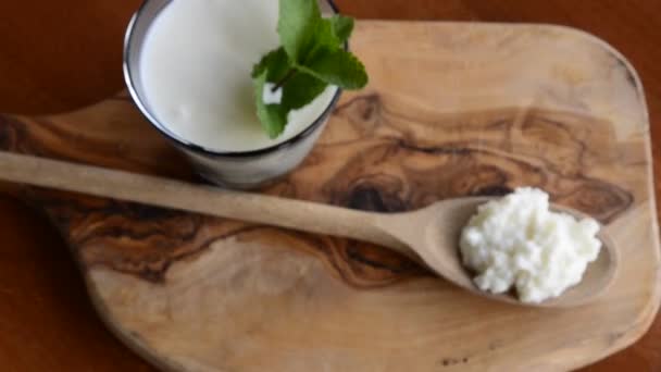 Primer Plano Una Tabla Cortar Madera Ella Vaso Lleno Kefir — Vídeos de Stock